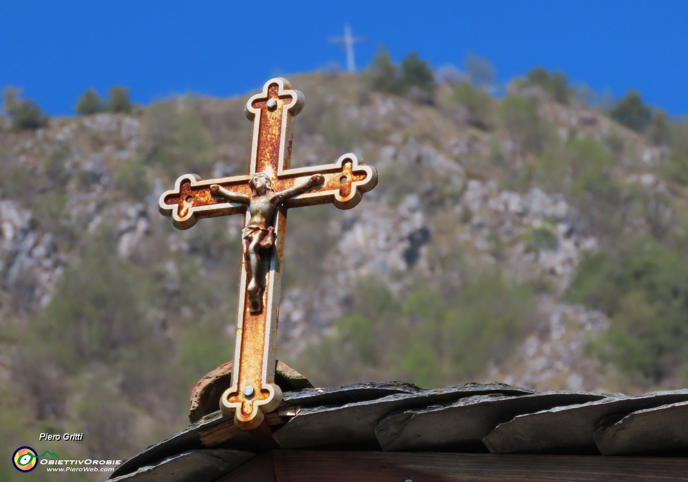 76 Dalla crocetta della santella della Madonna contadina alla croce in alto del Pizzo di Spino.JPG